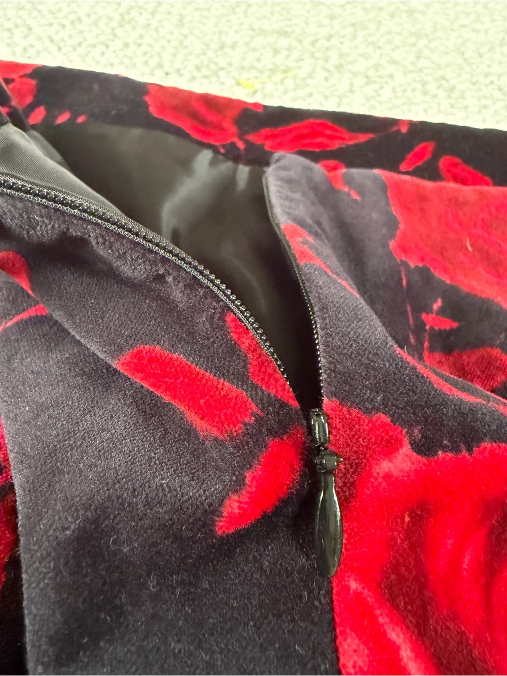 Talbots Red Rose Black Velveteen Pencil Skirt Size 16 Dark Romantic - Picture 8 of 12